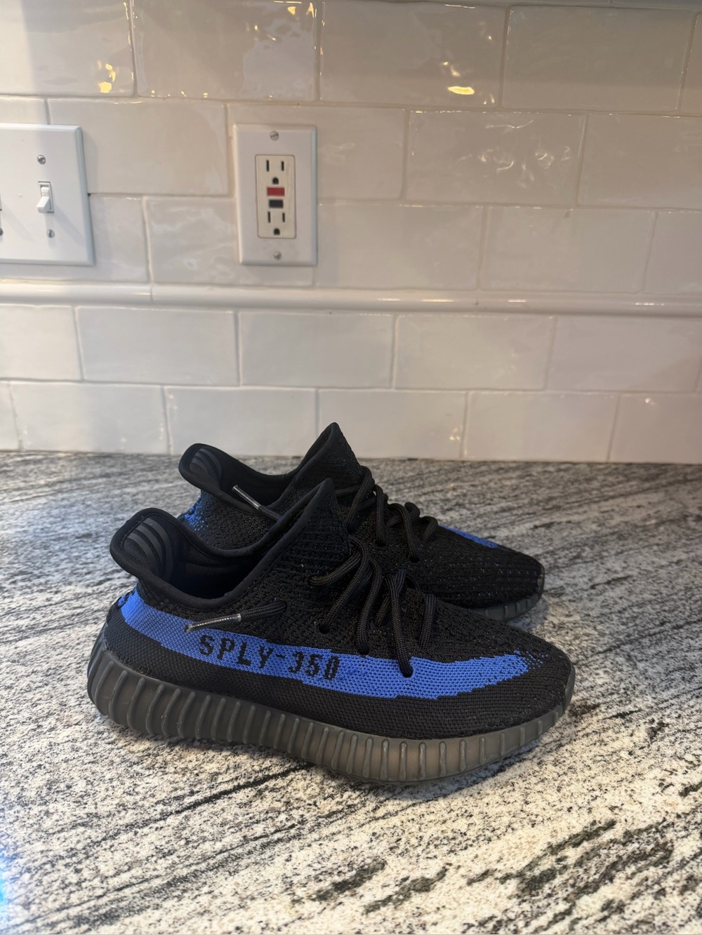 Men’s Adidas Yeezy Boost 350 V2 Dazzling Blue Size 5/Women’s 6.5